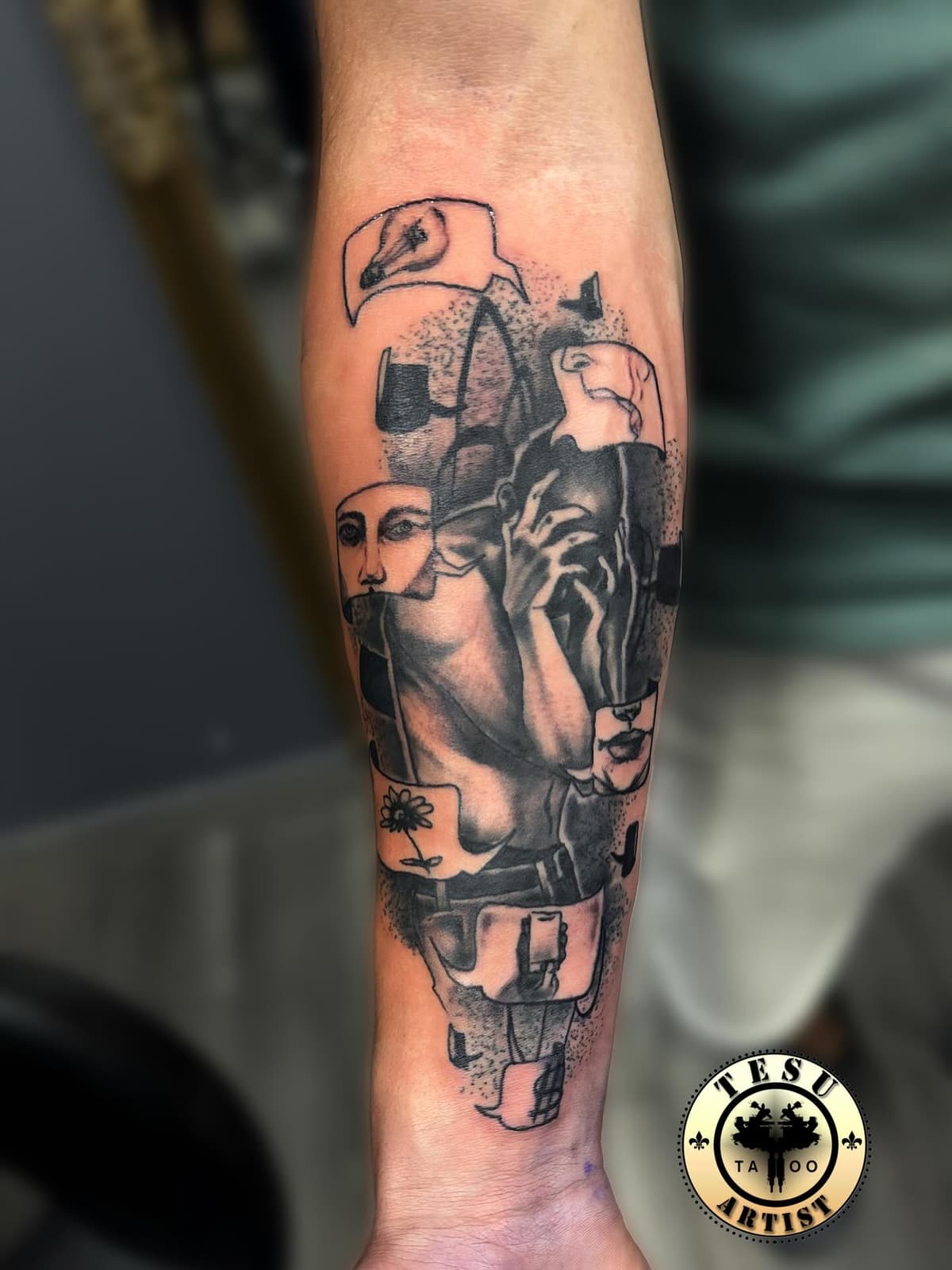 Tatuaj cu simboluri și portret
